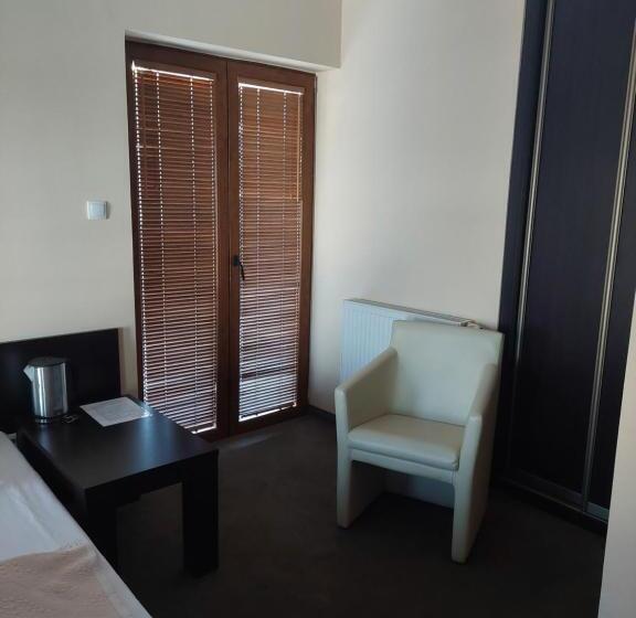 اتاق استاندارد چهار تخته, Szara Willa