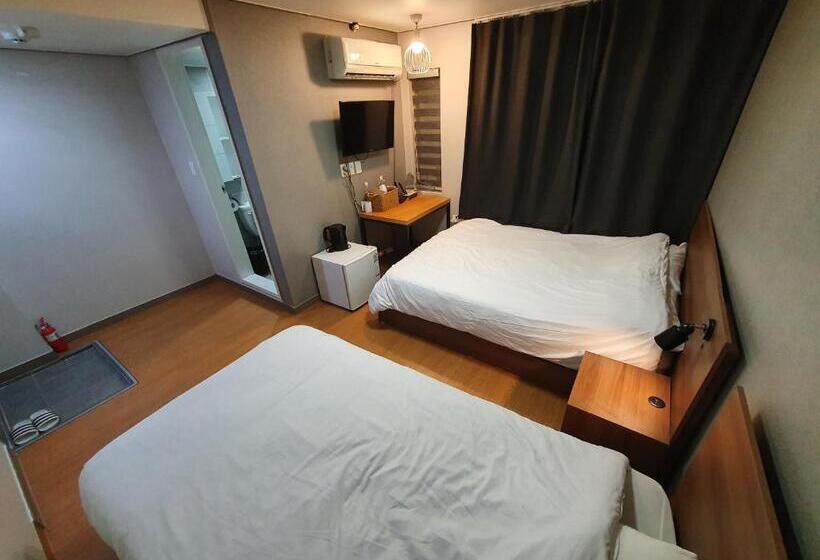 디럭스 룸, Cave Myeongdong