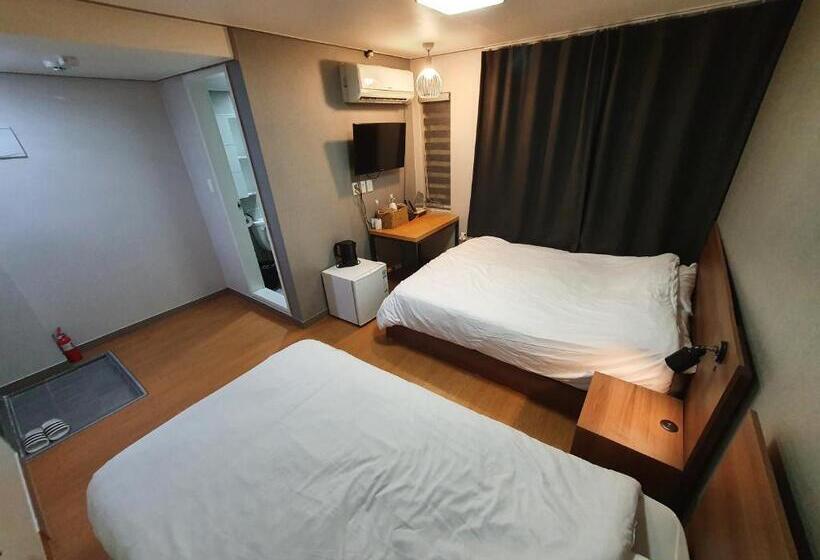 디럭스 룸, Cave Myeongdong