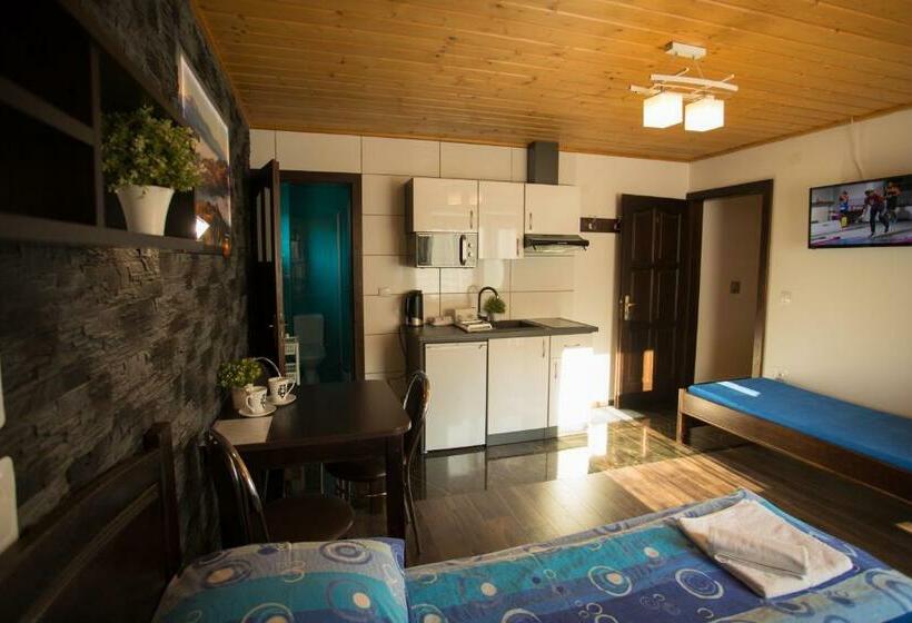 Трехместный Номер Стандарт с Балконом, Pokoje I Apartamenty U Sabiny   Apartament I Domek Z Jacuzzi Na Wyłączność   Pozostałe Pokoje Bez Ja