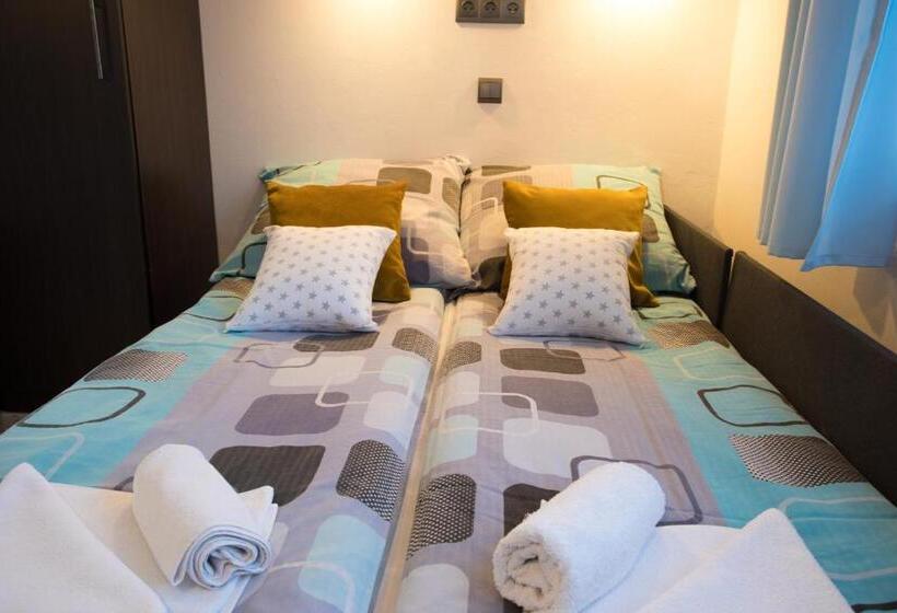 コンフォートトリプルルーム, Pokoje I Apartamenty U Sabiny   Apartament I Domek Z Jacuzzi Na Wyłączność   Pozostałe Pokoje Bez Ja