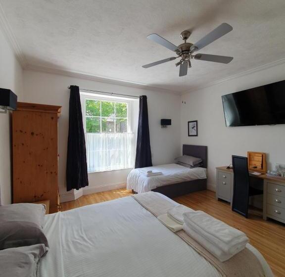 חדר סטנדרט לשלושה, Midway Guest House