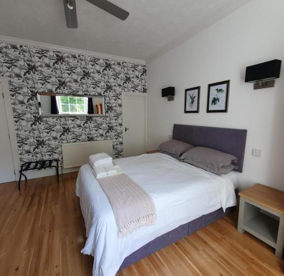 标准三人间, Midway Guest House