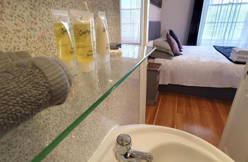 חדר סטנדרט, Midway Guest House