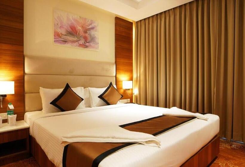 سوییت جونیور با چشم‌انداز استخر, Antique Regency