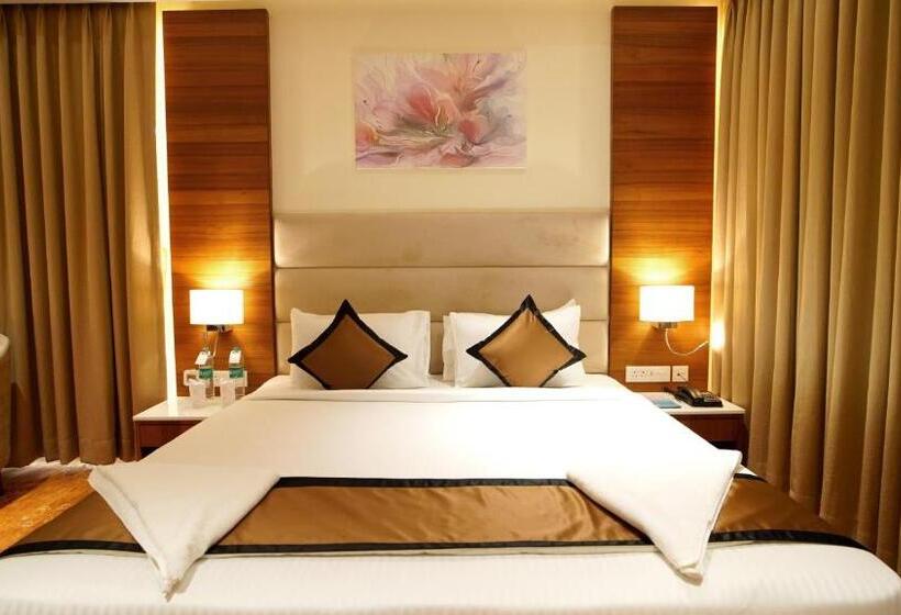 سوییت جونیور با چشم‌انداز استخر, Antique Regency