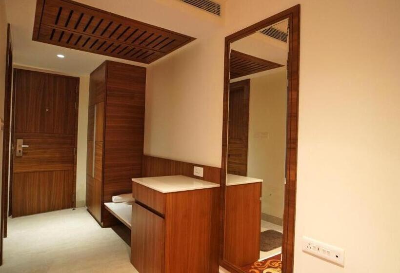 سوییت با چشم‌انداز استخر, Antique Regency