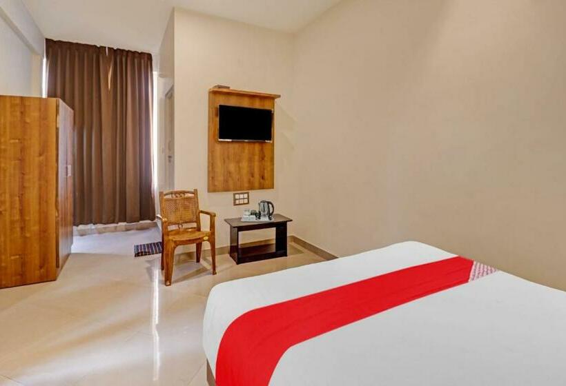 Habitación Triple Clásica, Flagship 80494 Hotel Formula 1