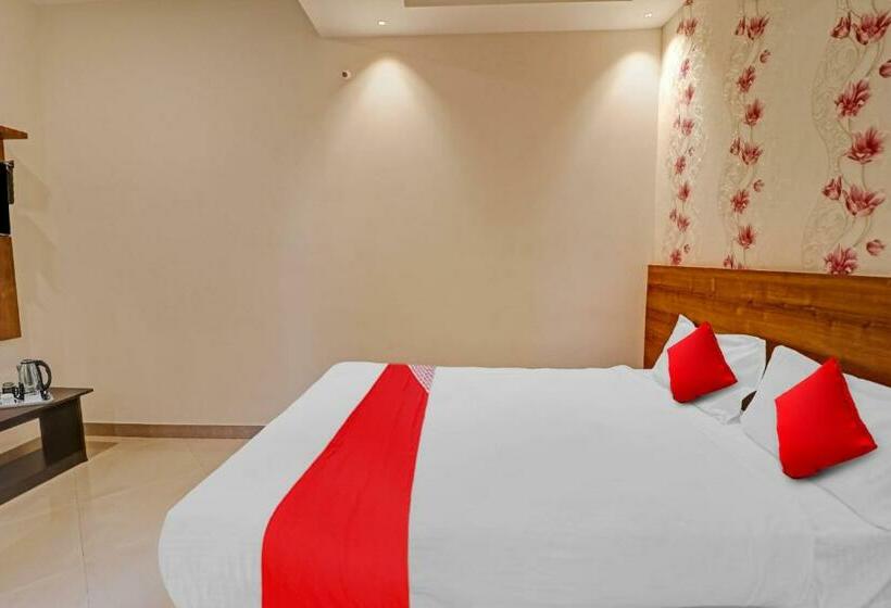 Habitación Triple Clásica, Flagship 80494 Hotel Formula 1