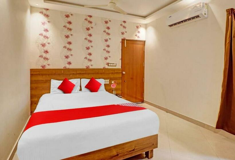 Habitación Triple Clásica, Flagship 80494 Hotel Formula 1