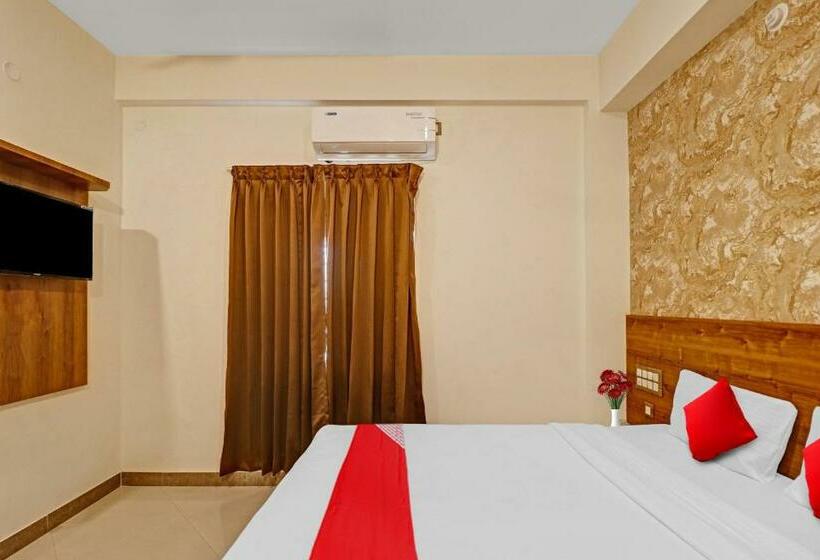 Habitación Triple Clásica, Flagship 80494 Hotel Formula 1