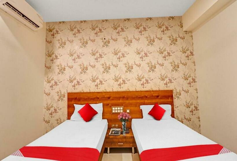 Habitación Triple Clásica, Flagship 80494 Hotel Formula 1