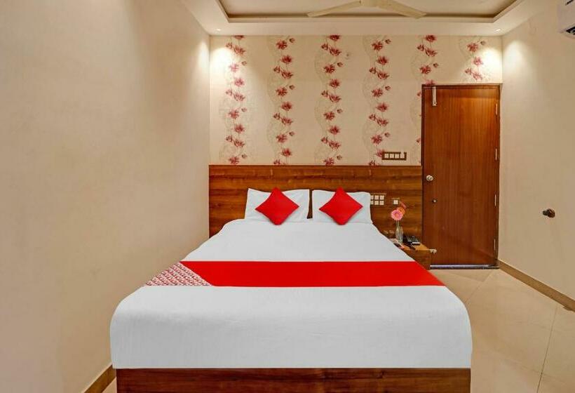 Habitación Triple Clásica, Flagship 80494 Hotel Formula 1