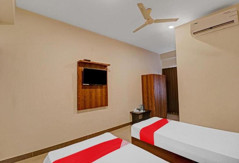 Habitación Triple Clásica, Flagship 80494 Hotel Formula 1