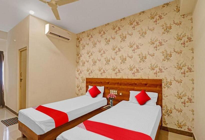 Habitación Triple Clásica, Flagship 80494 Hotel Formula 1