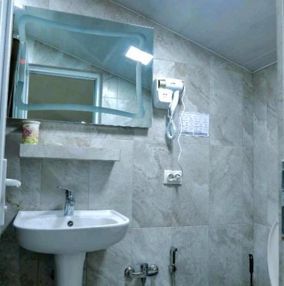 اتاق خانوادگی, Guest House 15a