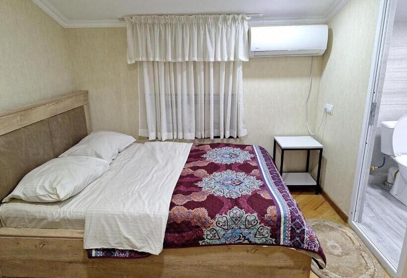 اتاق خانوادگی, Guest House 15a