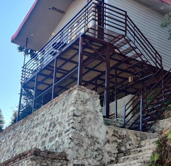 マウンテンビュースタンダードルーム, The Rosly Estate