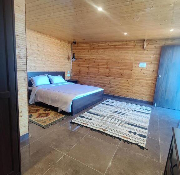 マウンテンビュースタンダードルーム, The Rosly Estate