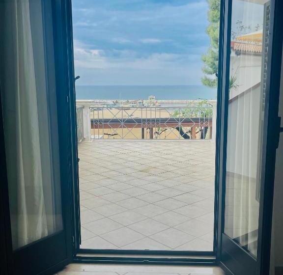 غرفة قياسية رباعية مزودة بشُرفة, Piccolo Paradiso Del Gargano