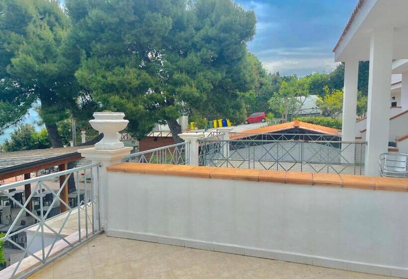 غرفة قياسية رباعية مزودة بشُرفة, Piccolo Paradiso Del Gargano