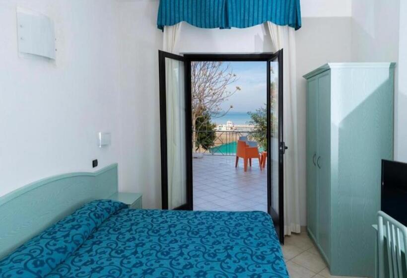 غرفة قياسية رباعية مزودة بشُرفة, Piccolo Paradiso Del Gargano