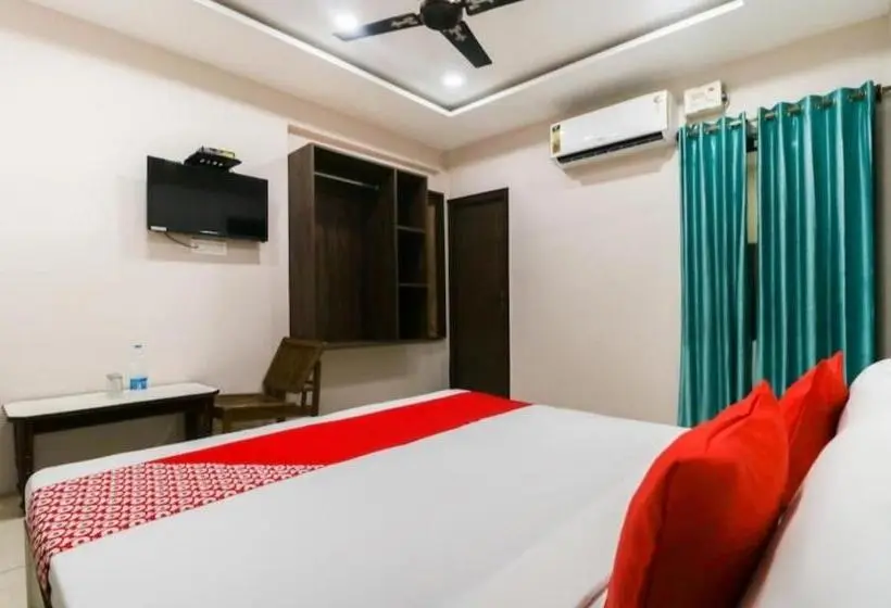 キングサイズベッドのデラックスルーム, Malaya House   Couples, Family, Corporate Favorite   Near Bmc Chowk Iconic Mall