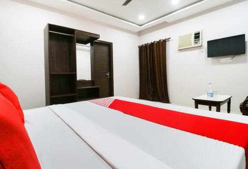 اتاق لوکس با تخت بزرگ, Malaya House   Couples, Family, Corporate Favorite   Near Bmc Chowk Iconic Mall