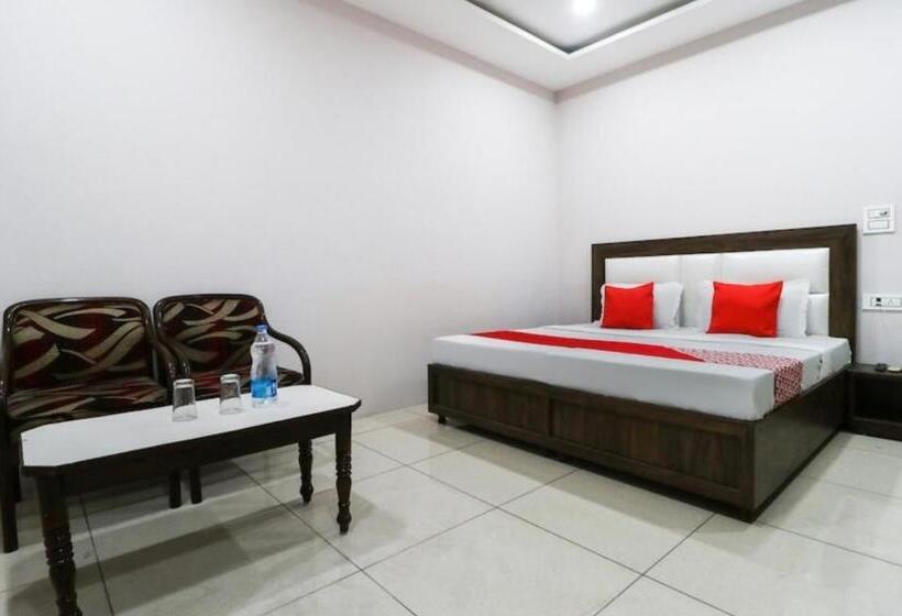 Номер Deluxe Кровать Кинг, Malaya House   Couples, Family, Corporate Favorite   Near Bmc Chowk Iconic Mall