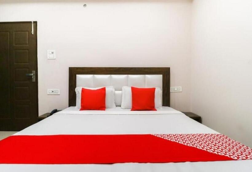 اتاق لوکس با تخت بزرگ, Malaya House   Couples, Family, Corporate Favorite   Near Bmc Chowk Iconic Mall