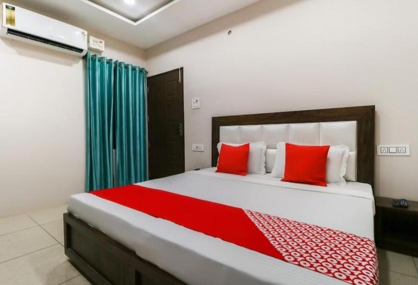 اتاق لوکس با تخت بزرگ, Malaya House   Couples, Family, Corporate Favorite   Near Bmc Chowk Iconic Mall