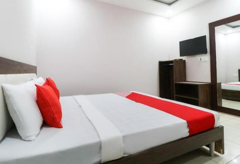 Номер Deluxe Кровать Кинг, Malaya House   Couples, Family, Corporate Favorite   Near Bmc Chowk Iconic Mall