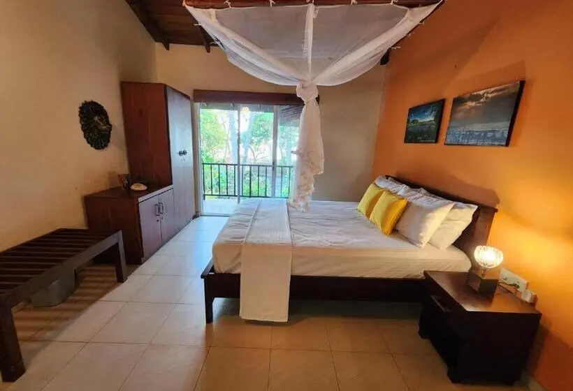 Standard Kolmen Hengen Huone Näkymä, Red Sun Beach Villa Kosgoda