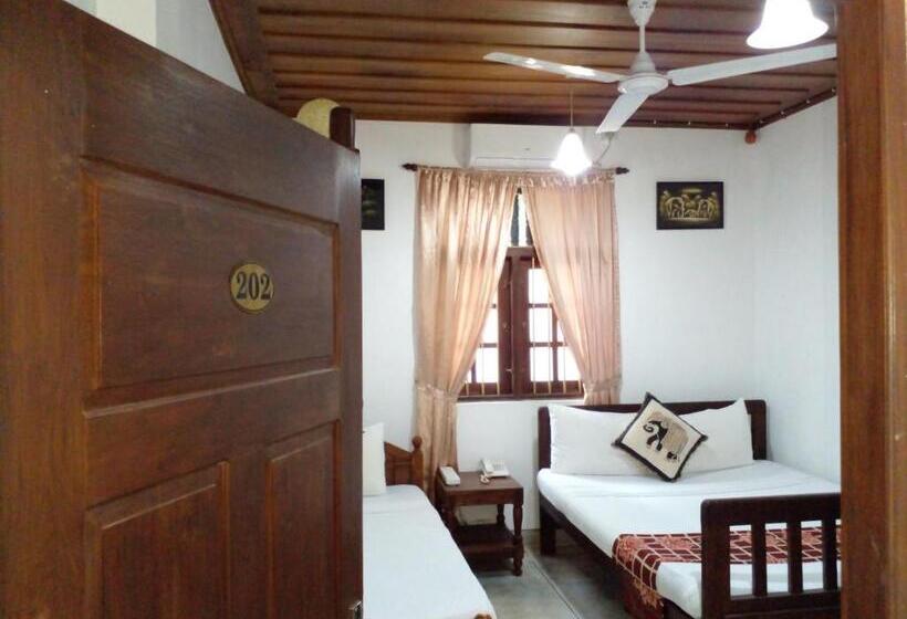 غرفة قياسية ثلاثية, Muduna Walawwa Resort