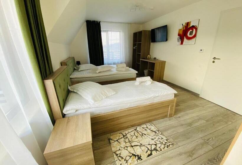 Standard Triple Room with Terrace, Vila Davely