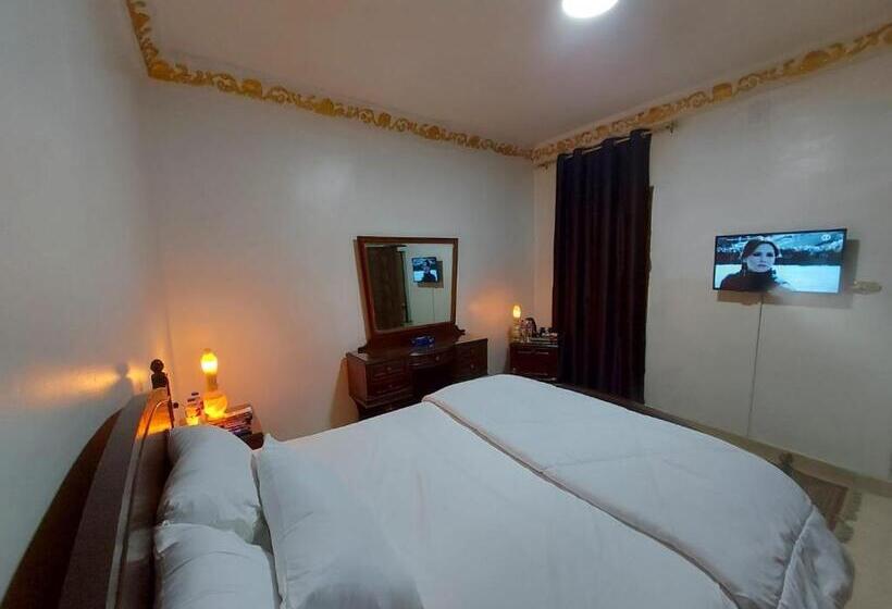 اتاق خانوادگی, Sunny Pyramids View Inn