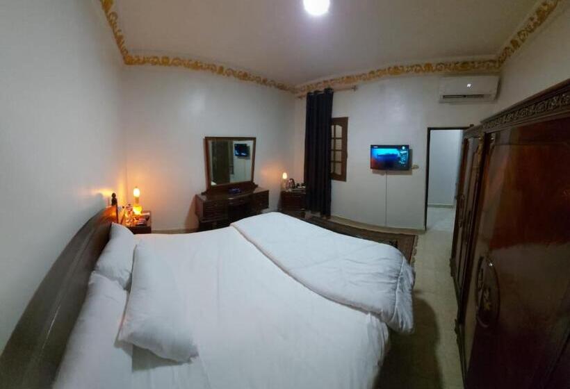 اتاق خانوادگی, Sunny Pyramids View Inn