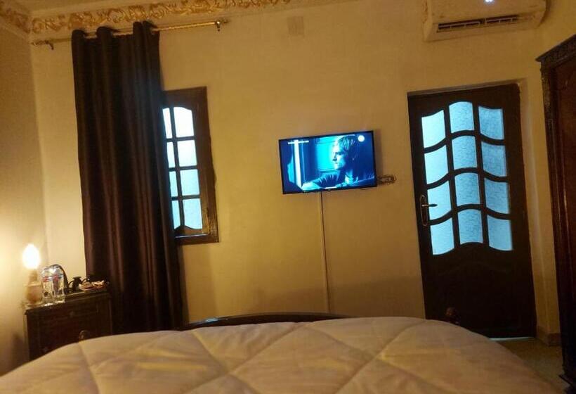 اتاق خانوادگی, Sunny Pyramids View Inn