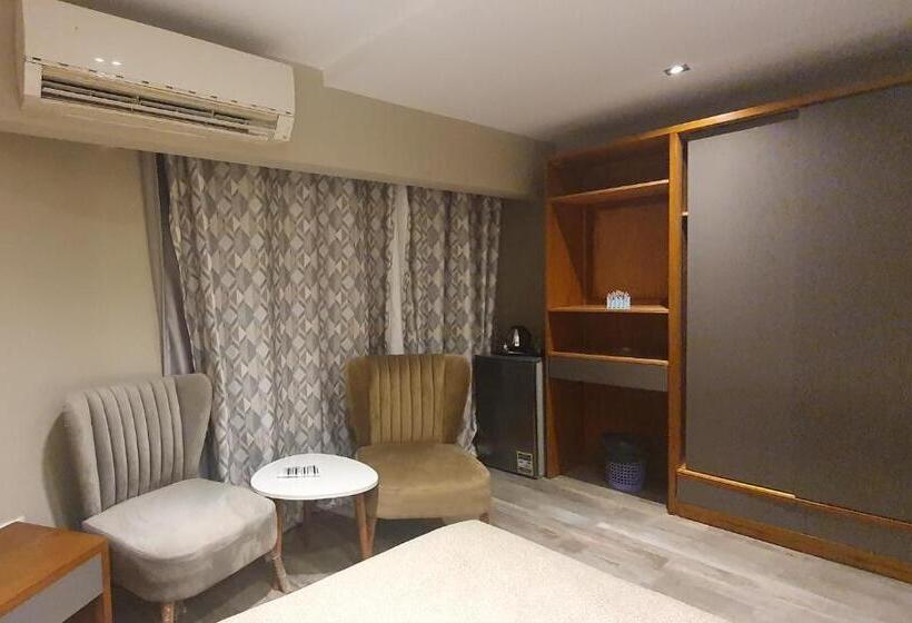 اتاق استاندارد سه تخته با چشمانداز باغ, Garden City Plaza