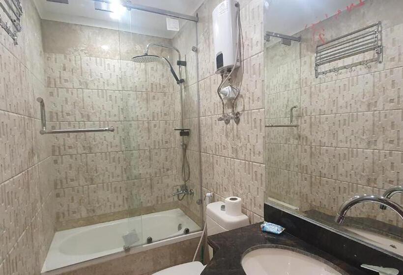 اتاق استاندارد سه تخته با چشمانداز باغ, Garden City Plaza