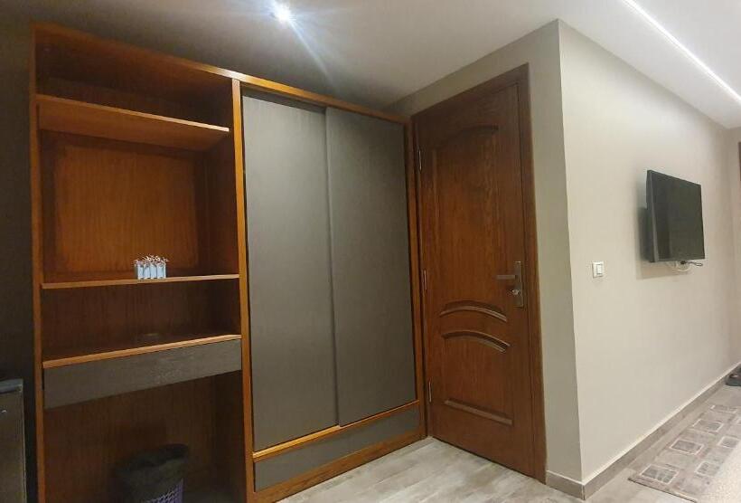 اتاق استاندارد سه تخته با چشمانداز باغ, Garden City Plaza