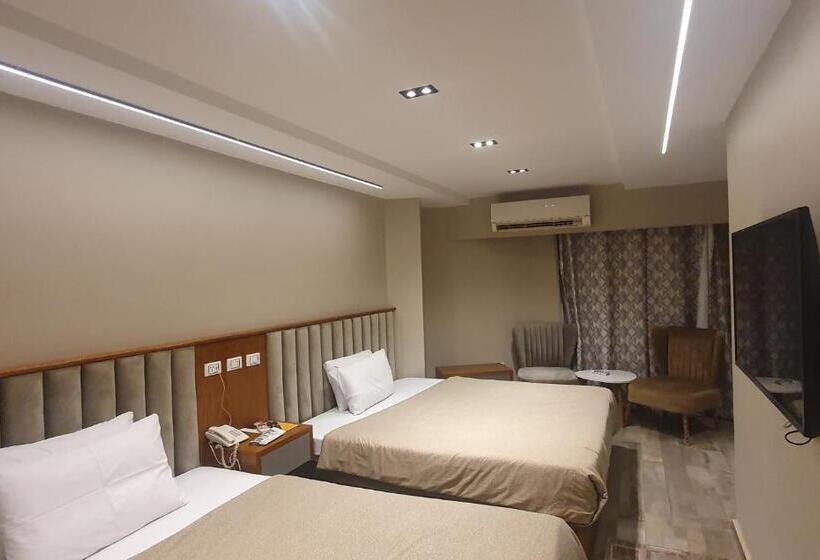 اتاق استاندارد سه تخته با چشمانداز باغ, Garden City Plaza