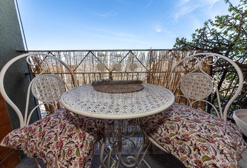 اتاق استاندارد, Artistic House