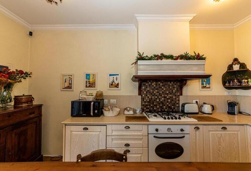 اتاق استاندارد, Artistic House