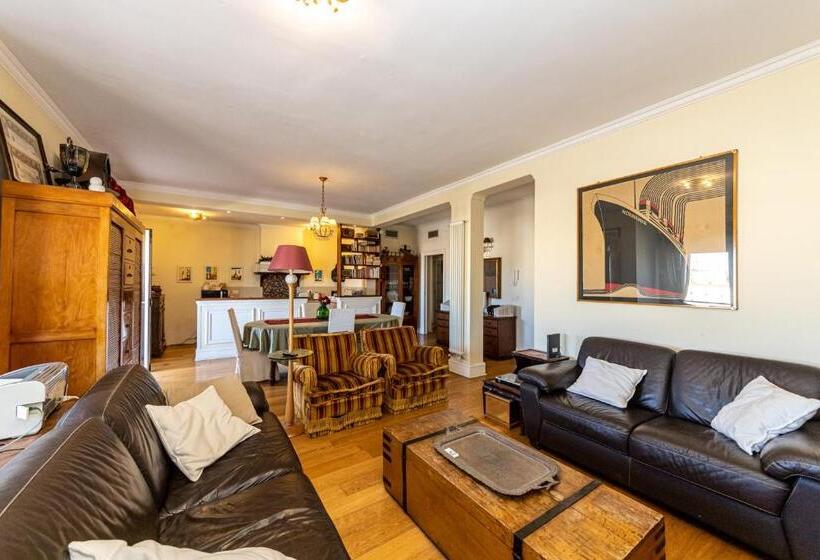 اتاق استاندارد, Artistic House