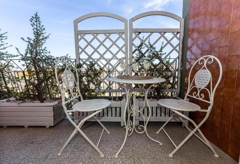 اتاق خانوادگی, Artistic House