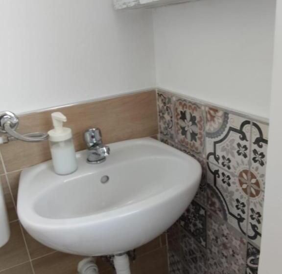 اتاق خانوادگی, Artistic House