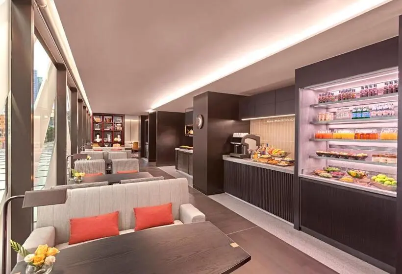 Club Room King Bed, Pullman Singapore Orchard