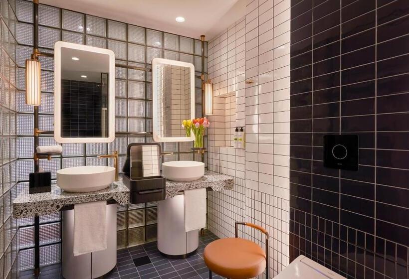 Club Room King Bed, Pullman Singapore Orchard