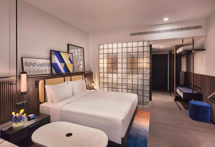 Club Room King Bed, Pullman Singapore Orchard